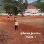Emak-emak Nekat Berhentikan Pengendara Motocross di Tengah Lintasan, Lagi Seru-serunya Disuruh Pulang Bini