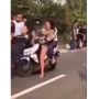 Viral Pria Ditabrak Motor Langsung Bangkit, Aksinya ke Penabrak Bikin Warganet Heran