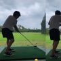 Viral Cowok Pukul Bola Golf, Ending Nyasar ke Atap Bikin Bapak-bapak Syok Sempat Dikira Petir