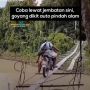 Begini Detik-detik Dramatis Lewati Jembatan Kayu 'Goyang Dikit Pindah Alam', Berani Coba?
