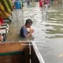 Viral Bocah Asyik Nyruput Mie Meski Tubuh Terendam Banjir, 'Aku Sudah Melakukan yang Terbaik'