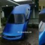 Sampai Setengah Berdiri, Parkir Mobil Nyangkut di Kabel Listrik Bikin Publik Bingung: Keajaiban Dunia