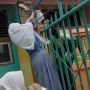 Terniat! Siswi-siswi Ini Sampai Nekat Manjat Pagar Sekolah Demi Ambil Pesanan Makanan via Ojol
