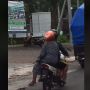 Dibonceng Sambil Bawa Payung, Posisi Helm Nenek-Nenek Bikin Ngakak Terpingkal