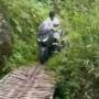 Detik-Detik Pemotor Yamaha XMAX Melintas di Jembatan Berujung Tragis, Terjun Bebas