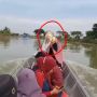 Viral Pengantin dan Pengiring Naik Perahu Terobos Banjir di Lamongan