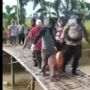 Waduh! Evakuasi Korban Tenggelam, Sejumlah Warga dan Polisi Malah Nyemplung ke Sungai Karena Jembatan Ambruk