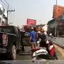 Awalnya Berlagak Gangster Berakhir Ngenes, Pemotor Dikeroyok Pemobil di Jalan Gara-gara Pecahkan Kaca Mobil