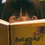 Bikin Kagum, 5 Karakter Perempuan yang Hobi Membaca Buku