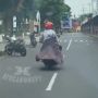 Viral Emak-emak Berjilbab Bonceng Motor Jadi Sorotan, Pakaian yang Dipakainya Undang Komentar Publik