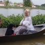 Viral Video Pengantin Naik Perahu ke KUA Gegara Banjir Lamongan Tak Kunjung Surut