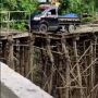 Video Mobil Pikap Nekat Lewati Jembatan Reyot Bikin Warganet Ketar-Ketir: Jalan Sempit Mental Elit