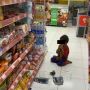 Viral Bocil Duduk Santai Unboxing Mainan di Minimarket, Warganet: Serasa Rumah Sendiri