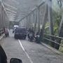 Aksi Bubarkan Pemotor yang Berhenti di Jembatan Cangar Ini Tuai Pujian Warganet: Seolah Jalan Nenek Moyangnya