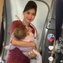 Viral! Momong Bayi Penumpang di Dalam Pesawat, Aksi Pramugari Ini Bikin Warganet Baper