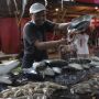 Penjualan Ikan Bandeng Jelang Imlek di Kawasan Petak Sembilan