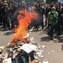Desak Arteria Dahlan Dipecat, Massa Aksi Gelar Atraksi Debus dan Bakar Diri di Depan Gedung Sate
