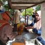 Salut, Emak-emak Ponorogo Bagikan Ribuan Liter Minyak Goreng Usai Menang Arisan