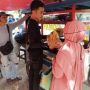 Kasihan Lihat Pedagang Kecil di Madiun dan Ponorogo, Rima Darma Bagi-bagikan Minyak Goreng