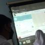 Lagi Presentasi di Kelas, Siswa SMA Ini Berakhir Salting Lihat Layar Muncul Chat Begini dari Gebetan