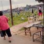 Viral Kuburan Jadi Lokasi Taman Bermain, Warganet Keheranan