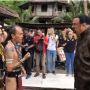 Viral Video Steven Seagal Kunjungi Kalimantan hingga Cium Mandau, Warganet Sindir Edy Mulyadi