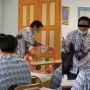 Gemas, Seorang Guru SMA Pakai Mainan Anak Kecil untuk Mengajar, Tuai Pujian Warganet