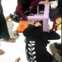 Banyol! Santriwati Ini Kepalanya Tersangkut Kolong Meja, Video Aksi Penyelamatan Viral