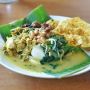 Tipat Blayag, Makanan Khas Bali Serupa Ketupat Dengan Siraman Kuah Kental