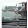 Tergelincir, Pemotor Lolos dari Maut Nyaris Terlindas Truk, Bikin Tegang 'Jantung Mau Copot'