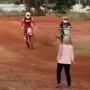 Viral Wanita Seorang Diri Bawa 'Senjata' Bubarkan Balapan Motocross, Ternyata Ini Sosoknya