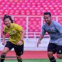 Potret Greysia Polii Main Bola, Jago Juga Ternyata!