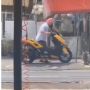 Aksi Pria Bule Tarik Sepeda Motor Endingnya Malah Bikin Ngakak, 'Kang Bengkel Girang Nih'