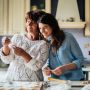 Wanita Ini Bagikan Reaksi Ibu Mertua saat Hendak Dibantu Memasak, Warganet: Idaman Banget!