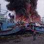 13 Kapal Terbakar di Pelabuhan Kota Tegal, Petugas Masih Melakukan Pemadaman