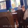 Gegara Berisik di Kelas Para Siswa Dihukum Pakai Mukena,  Penampilannya Mengandung Vibes Emak Ghibah