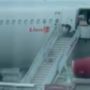 Viral Seorang Petugas Lion Air Melempar Barang dari Bagasi Lewat Tangga Pesawat, Apa Pembelaan Maskapai?
