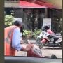 Viral Cara Tukang Parkir Totalitas Rapikan Motor, Warganet: Gue Ikhlas Kasih Ceban Kalau Begini