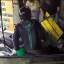 Detik-detik Ojol Hantam Etalase Konter Handphone di Pinggir Jalan, Pemilik Teriak Histeris