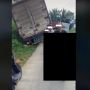 Mobil Truk Nyungsep, Seorang Bapak-bapak Coba Tarik Pakai Hal ini, Warganet Ngakak: Kekuatan 'Supra'natural