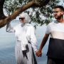 So Sweet, Perlakuan Suami Payungi Istrinya Pakai Daun Ini Bikin Baper