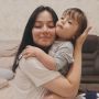 Asmirandah Kenakan OOTD Serba Oranye Bareng Si Kecil, Cantiknya Bikin Meleleh