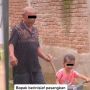 Viral Aksi Kakek Sampai Rela Nyeker Demi Temani Cucu Main Sepeda, Publik Ikut Terenyuh dan Kompak Panjatkan Doa