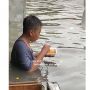 Viral Video Bocah Asik dan Lahap Banget Makan Mie di Tengah Banjir, Warganet: Urusan Perut Nomor 1