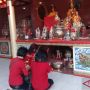 Kapasitas Dibatasi 30 Orang, Pengunjung Vihara di Bandung Ibadah Bergiliran