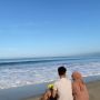 Sejoli Asyik Berduaan di Pantai, Niat Estetik Berakhir Panik Lihat Kondisi HP Mengenaskan