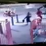Viral CCTV Pria Serang Pemotor Pakai Benda Tajam, Aksi 'Santuy' Sosok Ini Bikin Salfok