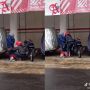 Salut! Suami Ini Pakaikan Jas Hujan ke Istri yang Lagi Gendong Anak, Warganet Takjub
