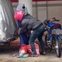 Viral Pria Telaten Pakaikan Jas Hujan ke Istri yang Lagi Gendong Anak Bikin Publik Ikut Berbunga-bunga: Suami Idaman!