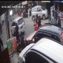 Terekam CCTV, Kecelakaan Mengerikan di Medan Bikin Pengendara Motor Terkapar